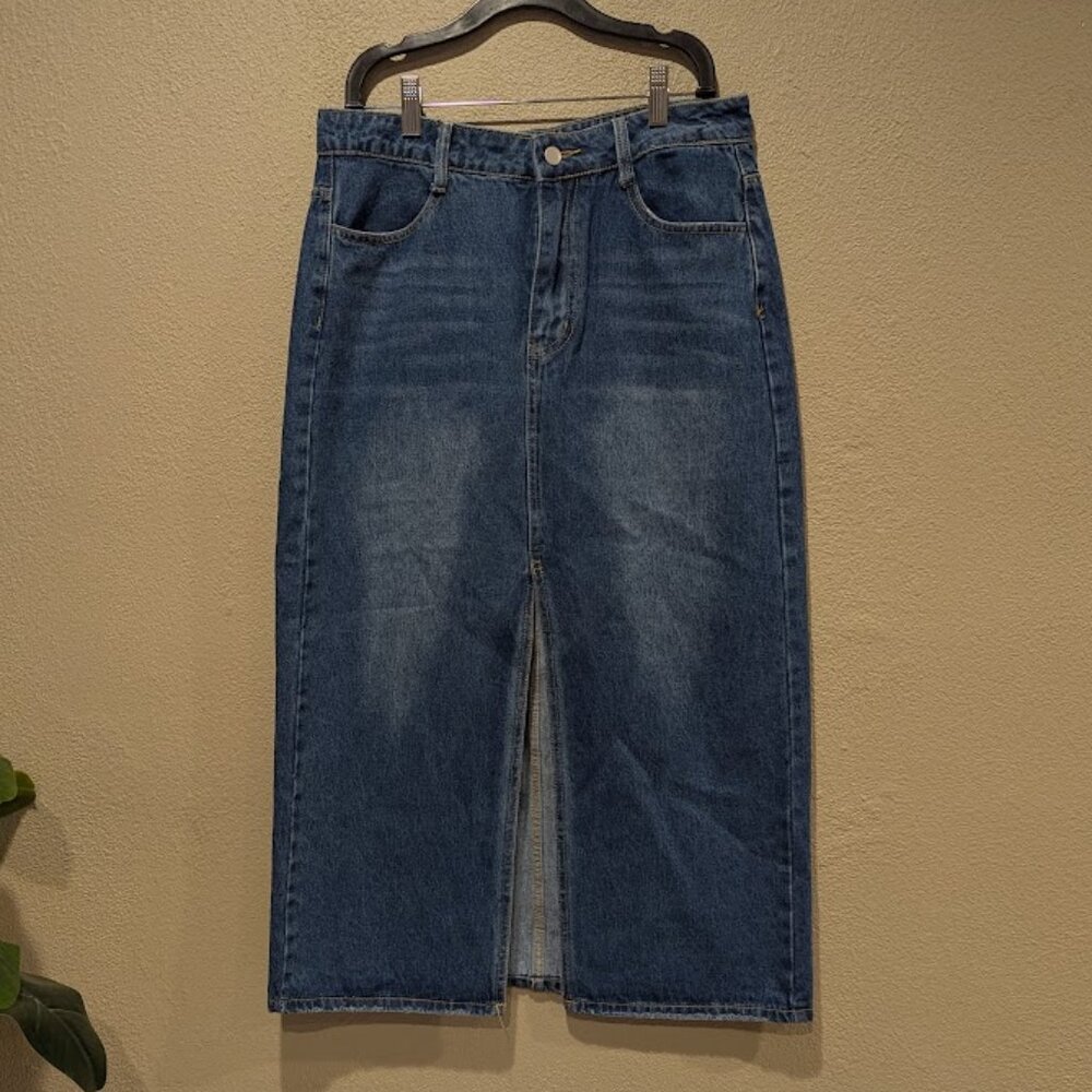 Denim Midi Skirt with Front Slit – Size XL 👖✨